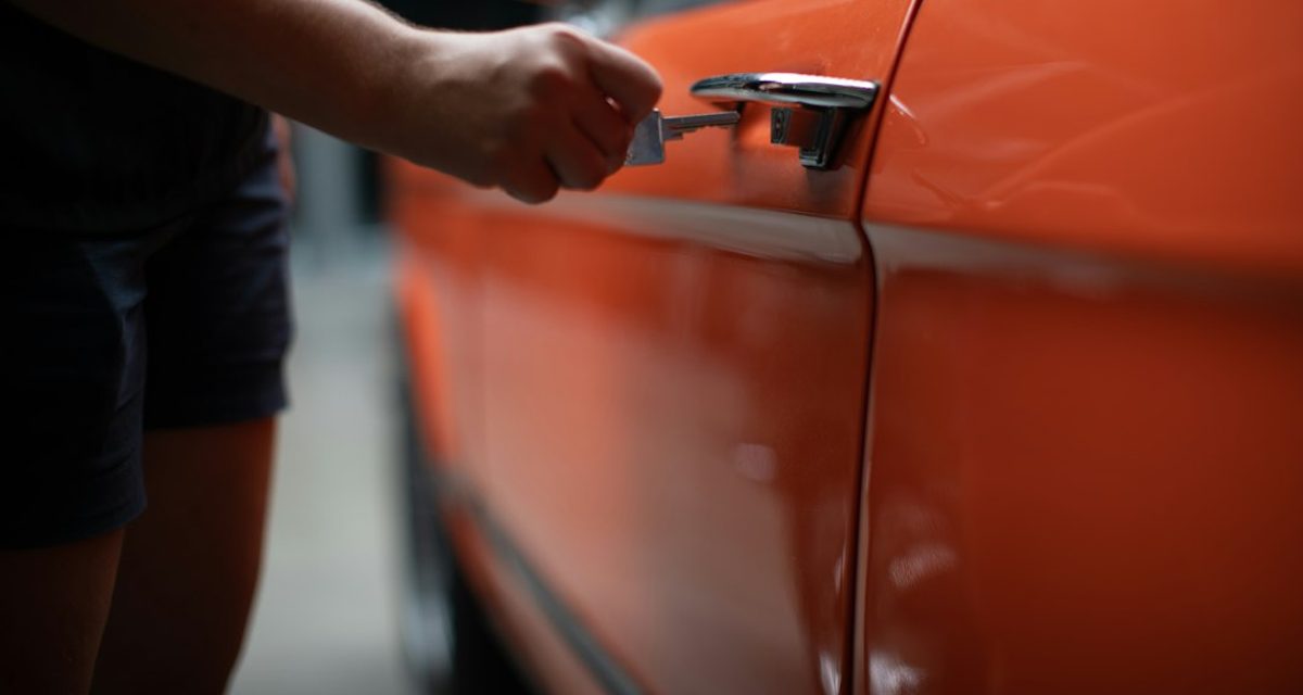 Красноярец оставил Mazda открытой с запасным ключом — машину нашли в Центральном районе