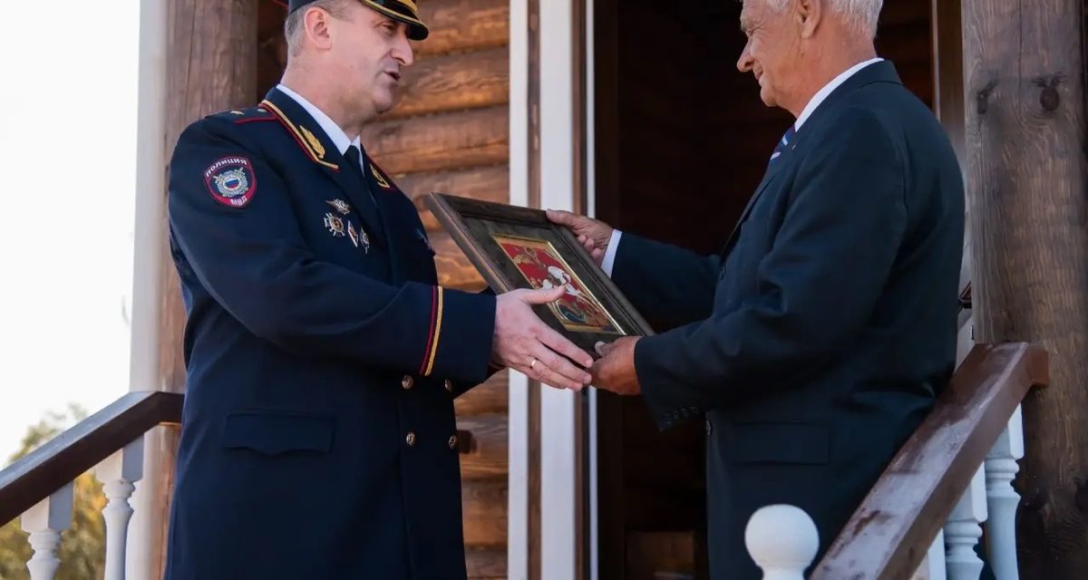 Полковник милиции в отставке построил часовню в память о жене в родном Зеледеево